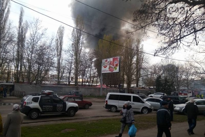 Рятувальник понад півтори години гасили пожежу на ринку Одеси