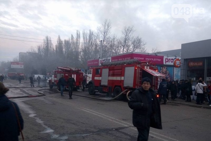 Пожежа на одеському ринку: чадним газом отруїлися двоє поліцейських