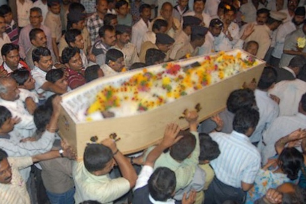 В Індії підліток прокинувся в труні по дорозі на власні похорони