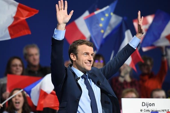 Двоє кандидатів у президенти Франції визнали поразку і закликали підтримати Макрона