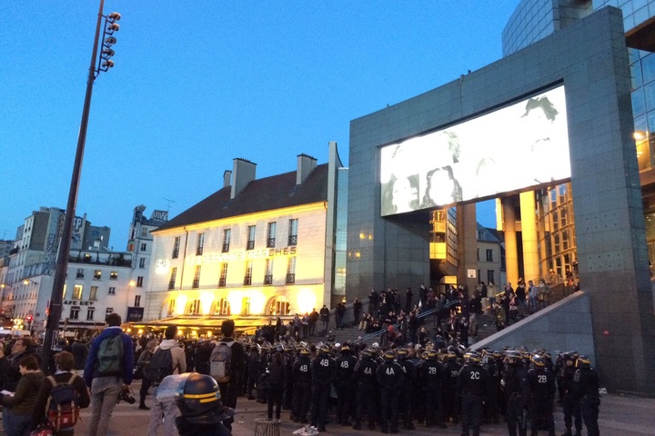 Вибори у Франції: в центрі Парижа сталися сутички з поліцією