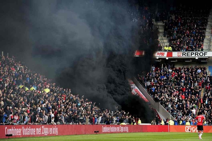У Нідерландах стадіон затягнуло чорним димом: постраждало 15 людей