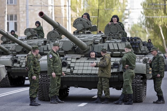Окупанти на Донбасі укріплюють передову під виглядом підготовки до параду – розвідка