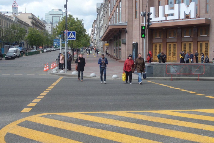 На Хрещатику запрацював перший в історії Києва наземний пішохідний перехід (фото)