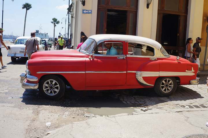 Справжній рай для автогурманів: старі раритетні машини на вулицях Куби