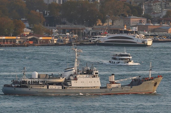 Біля Стамбула російський військовий корабель зіткнувся із вантажним судном