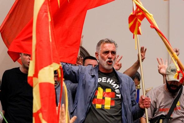 Парламент Македонії захопили протестувальники