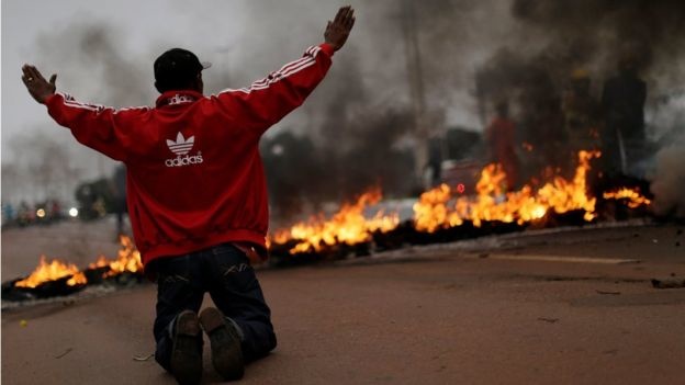 Протести в Бразилії: сутички з поліцією, палаючі покришки і погром банку