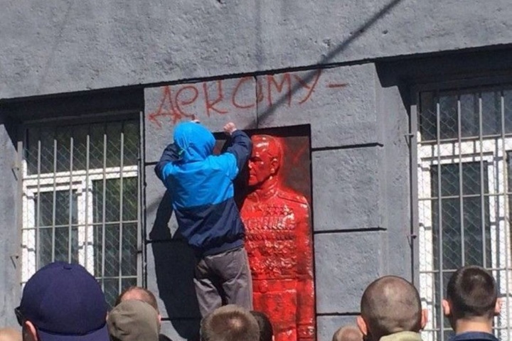 Декомунізовано: в Одесі зафарбували меморіальну дошку Жукову на стіні військкомату