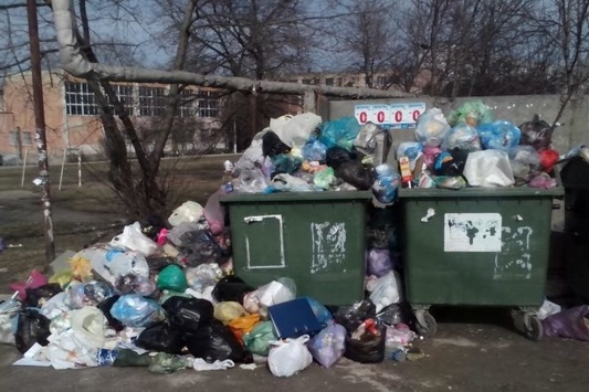 Двох чиновників окупованого Криму «замурували» сміттям