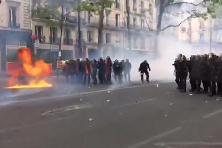 Масові безлади у Парижі: коктейлі Молотова і поранені поліцейські 