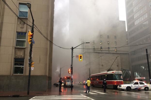 Діловий центр Торонто окутав густий дим