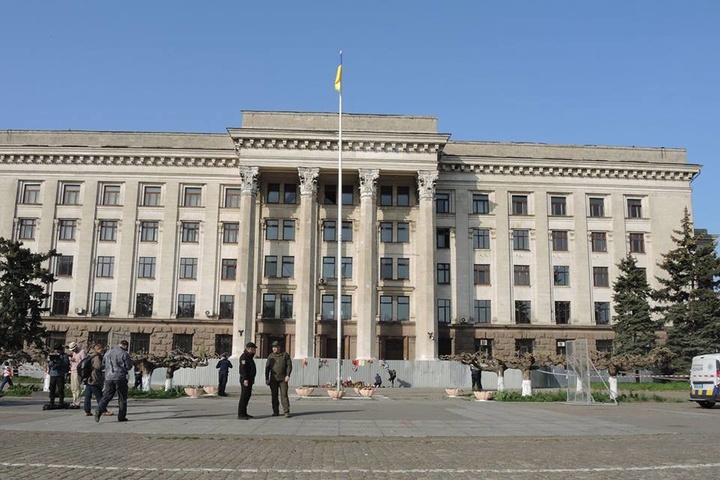 Поліція в Одесі перевіряє усіх, хто приходить з квітами до Будинку профспілок