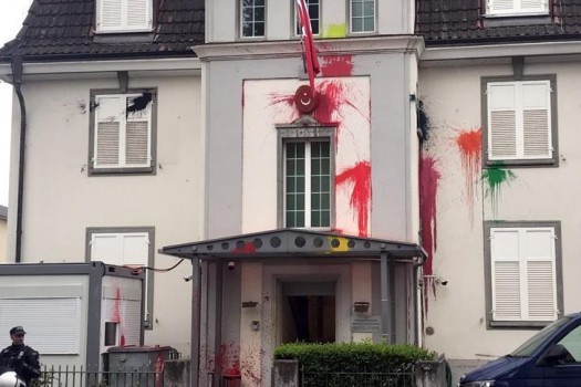У Цюриху вандали залили фарбою будівлю генконсульства Туреччини