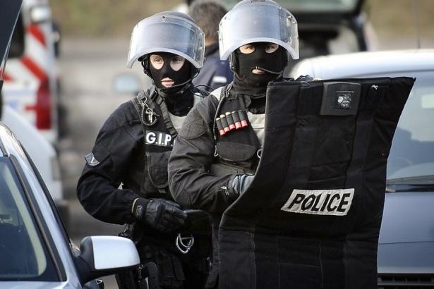 Французька поліція провела антитерористичні рейди, є затримані