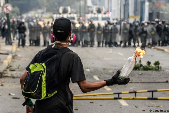 Опозиція Венесуели звела барикади та готується до «мега-протесту»