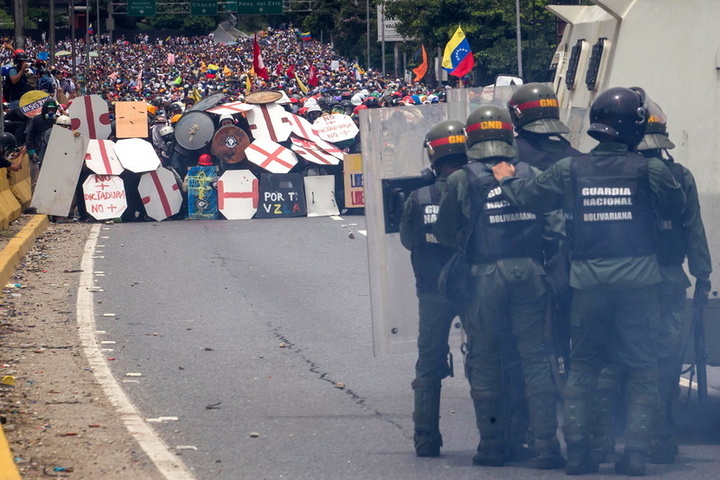 «Мега-протест» у Венесуелі: понад 200 поранених активістів