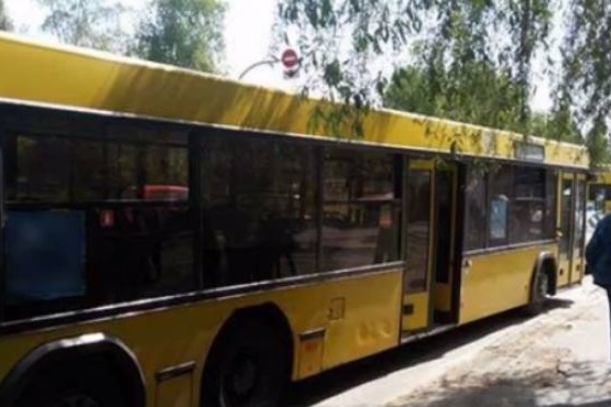 У Києві з пневматичної зброї обстріляли автобус