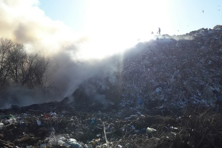 Рятувальники під Харковом другу добу гасять пожежу на сміттєзвалищі 