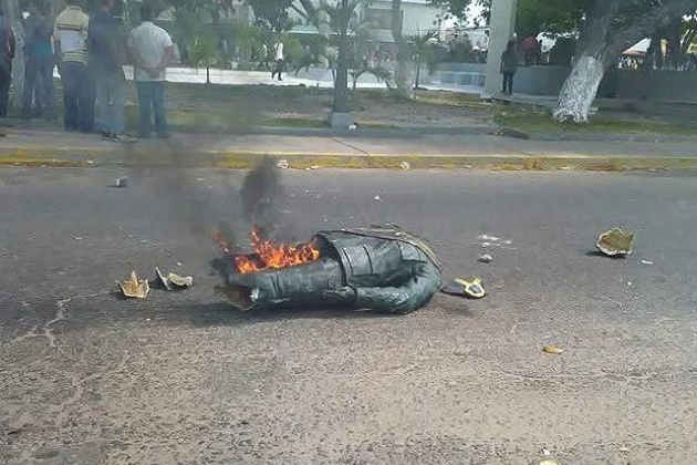 Протестувальники у Венесуелі знищили пам’ятник Уго Чавесу