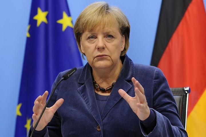 Європа має показати Путіну готовність захищатися, але не обривати контакту з ним, - Меркель