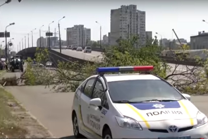 Черговий будівельний скандал у столиці: кияни перекрили дорогу зламаними гілляками