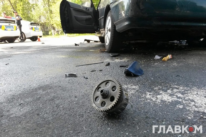 На Борщагівці у Києві сталася жахлива ДТП: автівка знесла електроопору. Фоторепортаж
