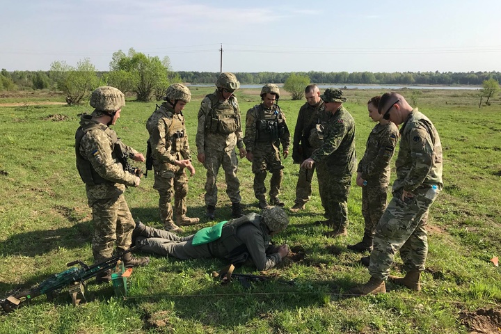 Бірюков показав, як під наглядом інструкторів НАТО вчаться десантники