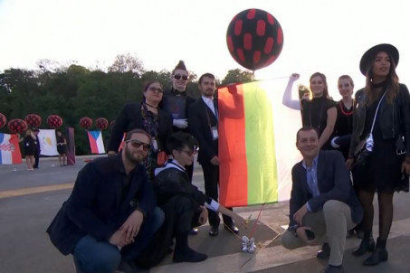 «Євробачення»: конкурсанти запустили у небо кулі із прапорами своїх країн