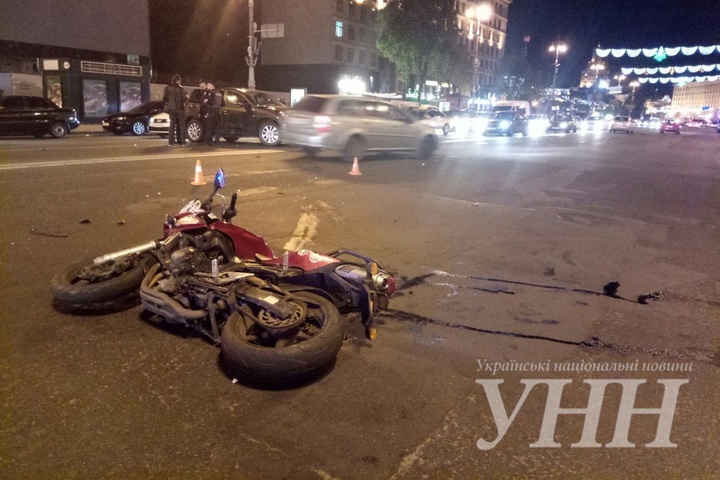 У центрі Києва автомобіль з дипломатичними номерами збив мотоцикліста
