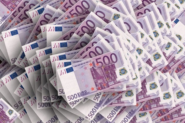 Перемога Макрона спричина рекордний ріст курсу євро