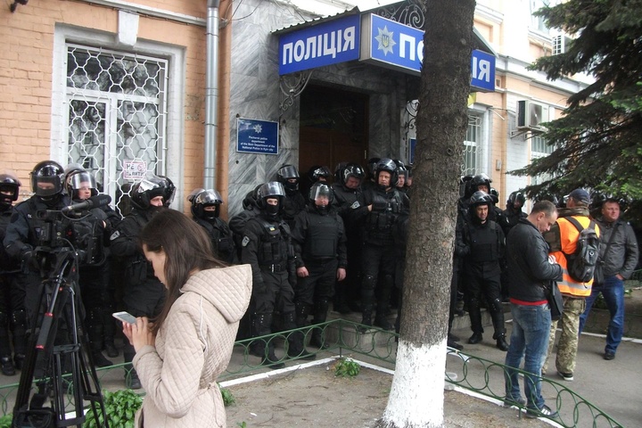 У Києві учасники батальйону ОУН пікетують Печерське відділення поліції