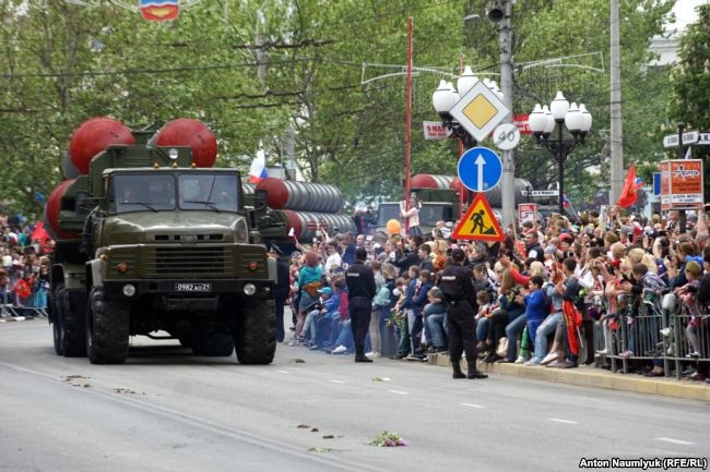 В окупованому Криму відсвяткували 9 Травня: «Гради» на параді і в парку каша «на халяву»