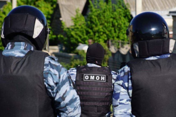 Кримського активіста силовики забрали після обшуків
