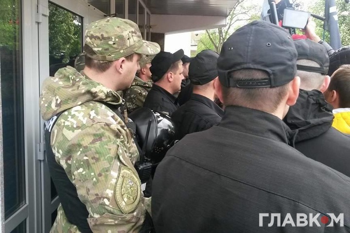 Авакова від активістів охороняє харківський спецназ