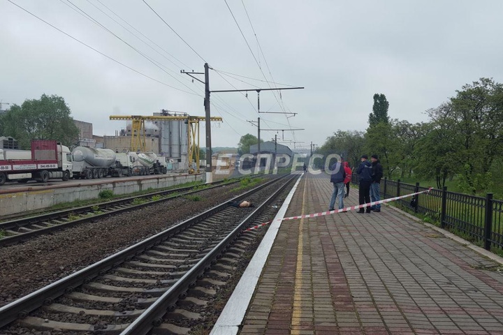 У Києві потяг насмерть збив людину