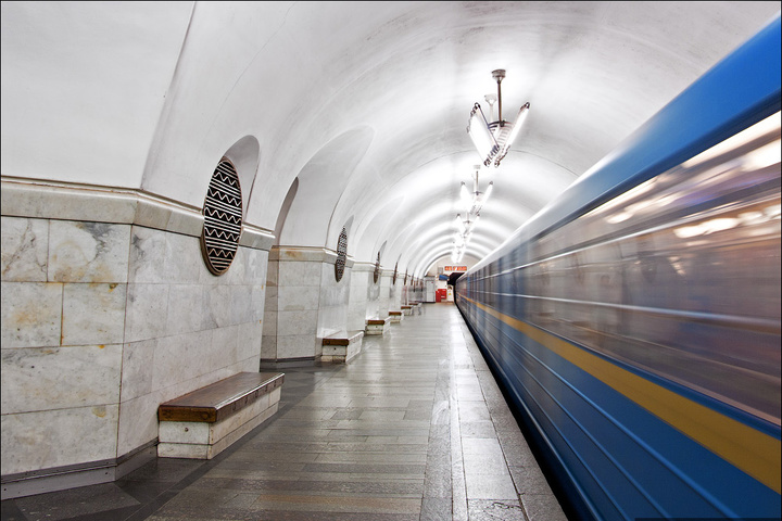 Київське метро зранку зупинялося на кілька хвилин: на колії впала людина 