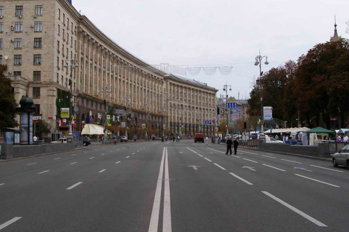 На центральній вулиці Києва відновлено рух транспорту