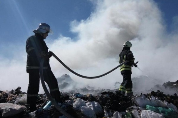 Під Києвом горить сміттєзвалище: рятувальники посилили пожежні підрозділи для гасіння вогню 