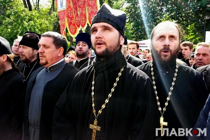 VIP-батюшка протестує. Переможець «Голосу країни» заспівав під Радою на захист московської церкви