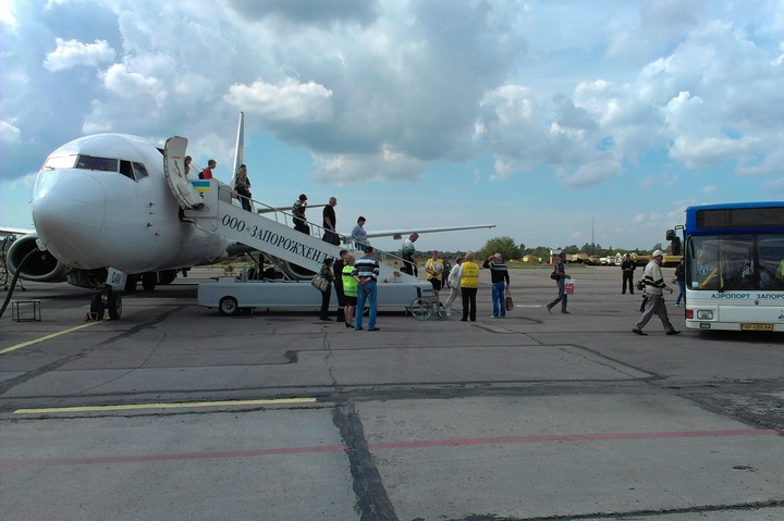 Літак МАУ застряг у незастиглому бетоні в аеропорту Запоріжжя