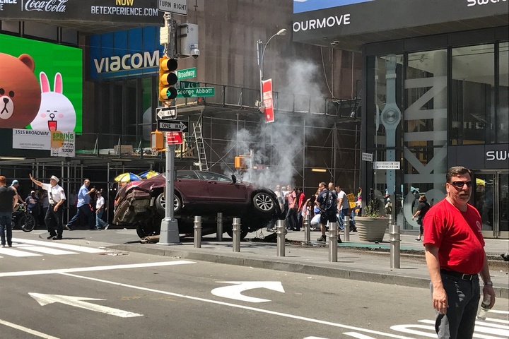 У Нью-Йорку автомобіль врізався в перехожих: є жертви