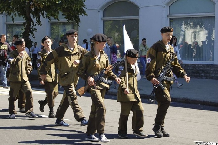 Назад у СРСР: у Севастополі парадом відзначили «День піонерії»