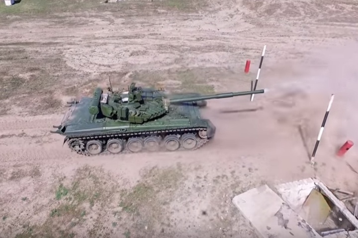Порошенко повідомив про заплановану відправку на передову танків Т-80