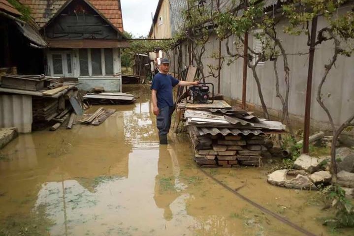 На Закарпатті рятувальники відкачали воду із підтоплених домогосподарств