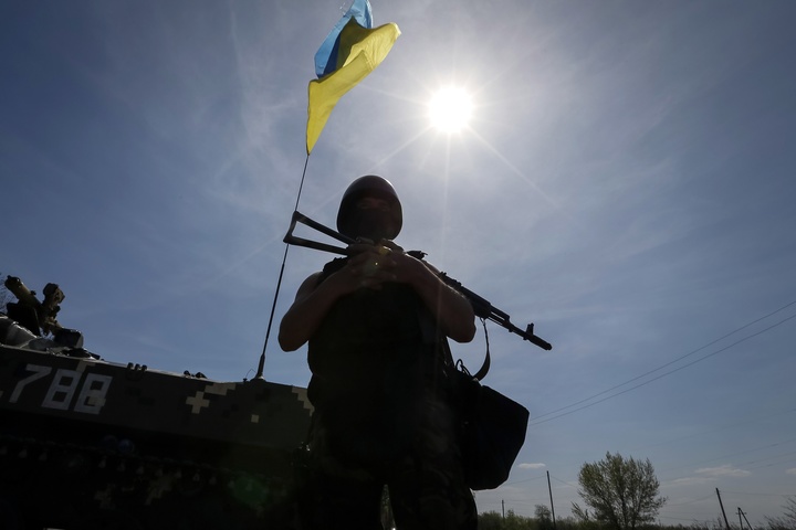 В Новотроїцькому поранено двох українських військових