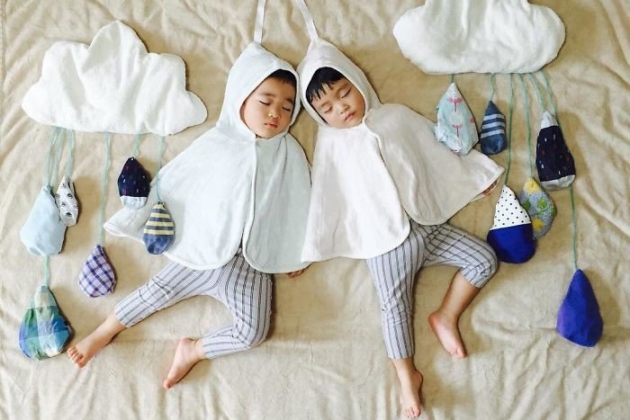Креативна мама. Японка робить неймовірно милі знімки своїх двійнят
