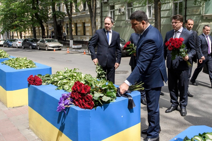 Біль без кордонів. У Києві українці несуть квіти до посольства Великобританії