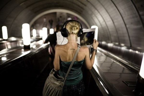 У столичному метрополітені попросили дівчат не носити довгі спідниці – ескалатори зупиняються