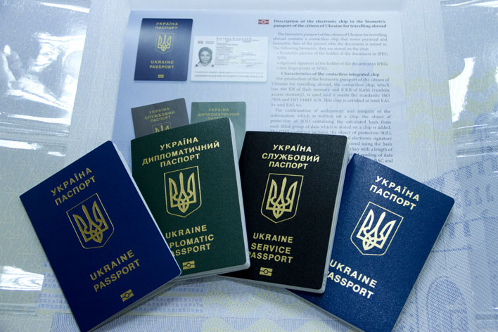 В уряді вирішать, як забезпечити новими паспортами жителів окупованого Донбасу